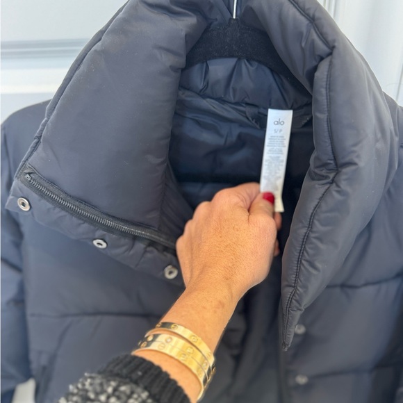 ALO YOGA GOLD RUSH PUFFER
BLACK
SIZE S
NWOT NEVER WORN - Picture 8 of 14